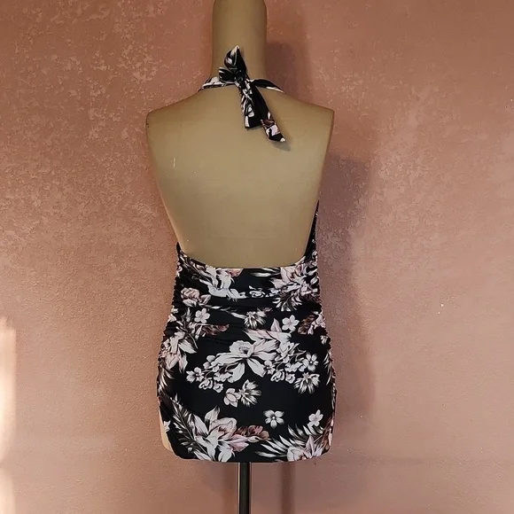 Black floral one piece swimsuit! Size medium vacation travel swim beach - Picture 7 of 8